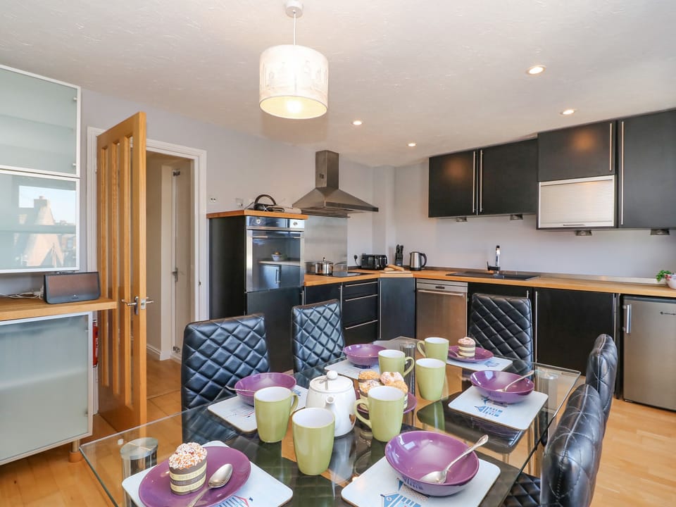Cottage | Private kitchen | Dishwasher, highchair, cookware/dishes/utensils
