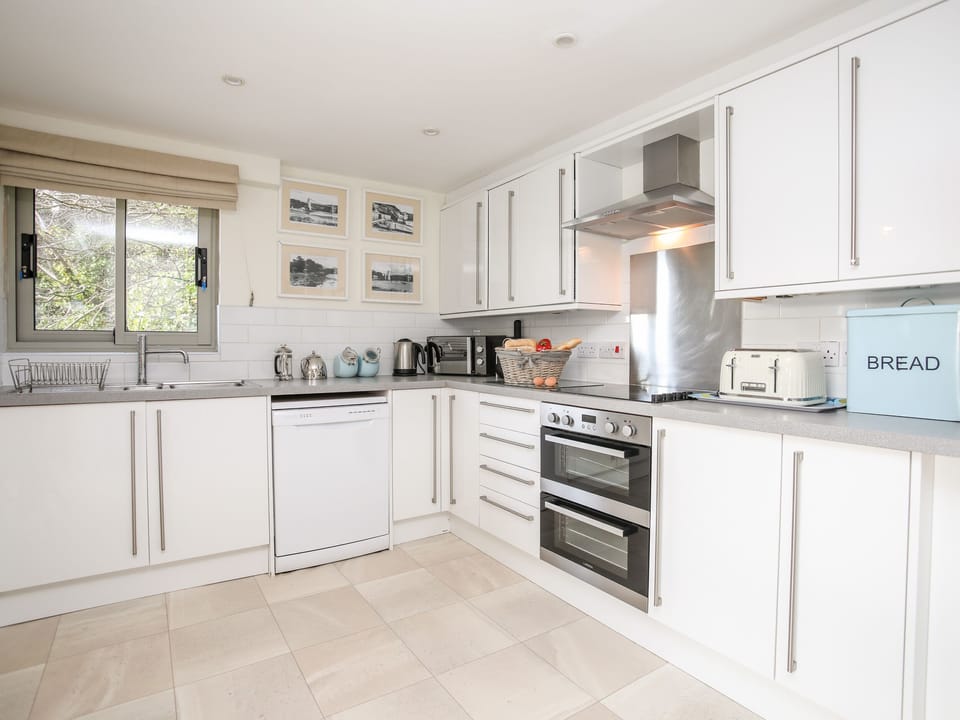 Cottage | Private kitchen | Fridge, microwave, oven, dishwasher