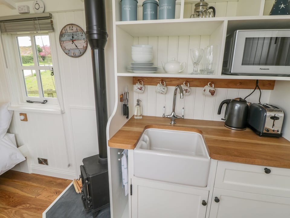 Cottage | Private kitchen | Fridge, microwave, stovetop, cookware/dishes/utensils