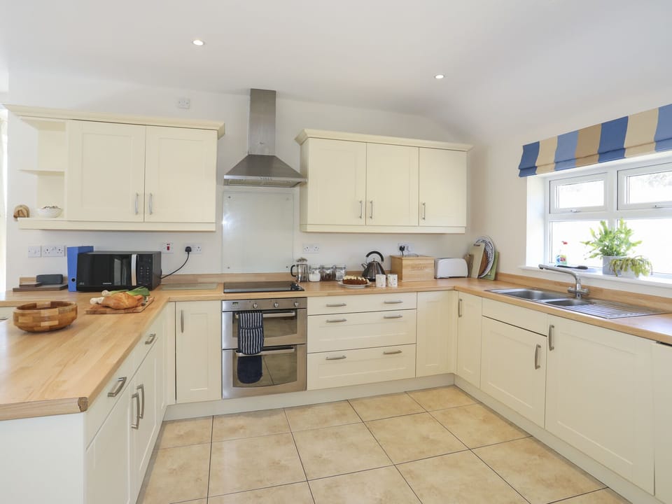 Cottage | Private kitchen | Dishwasher, highchair, cookware/dishes/utensils