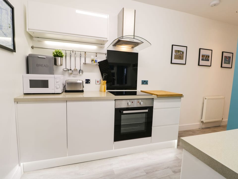 Cottage | Private kitchen | Fridge, microwave, stovetop, dishwasher