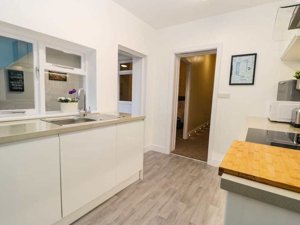 Cottage | Private kitchen | Fridge, microwave, stovetop, dishwasher