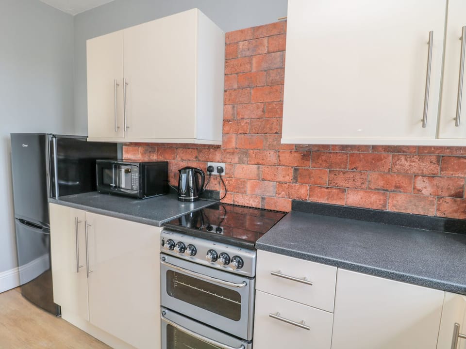 Cottage | Private kitchen | Fridge, stovetop, cookware/dishes/utensils