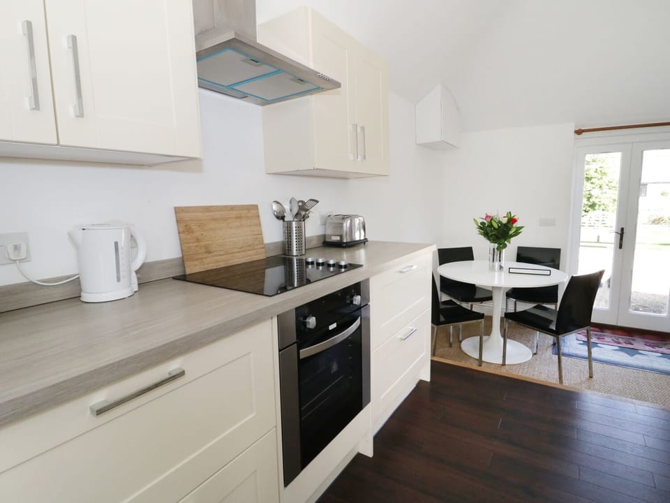 Cottage | Private kitchen | Microwave, stovetop, cookware/dishes/utensils