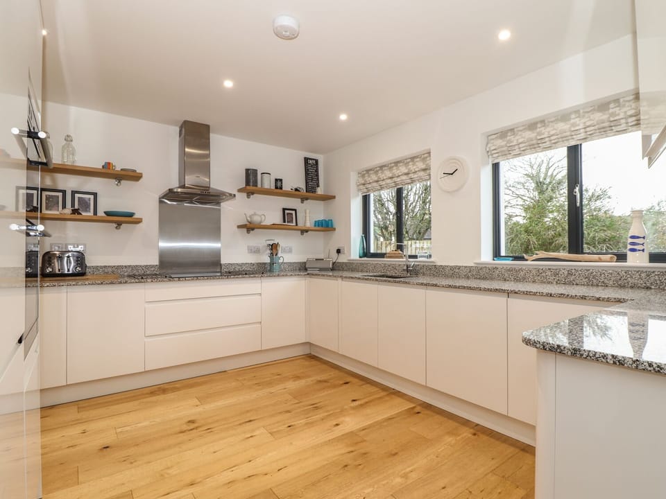 Cottage | Private kitchen | Dishwasher, highchair, cookware/dishes/utensils