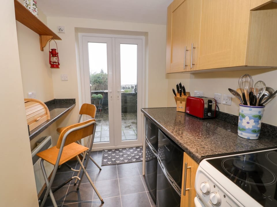 Cottage | Private kitchen | Stovetop, dishwasher, cookware/dishes/utensils