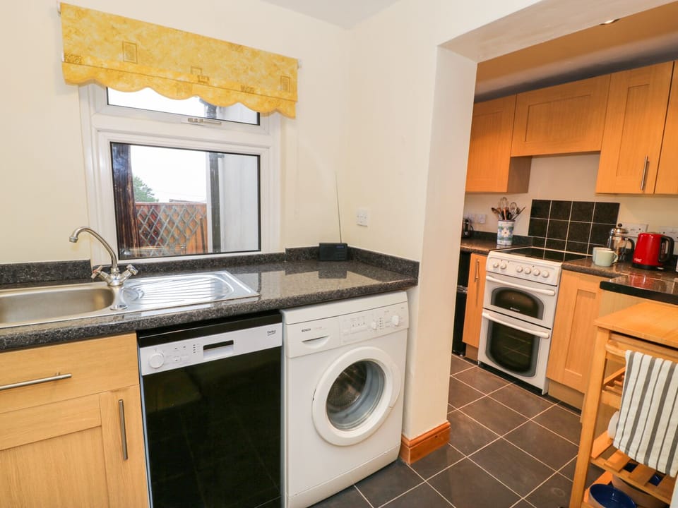 Cottage | Private kitchen | Stovetop, dishwasher, cookware/dishes/utensils