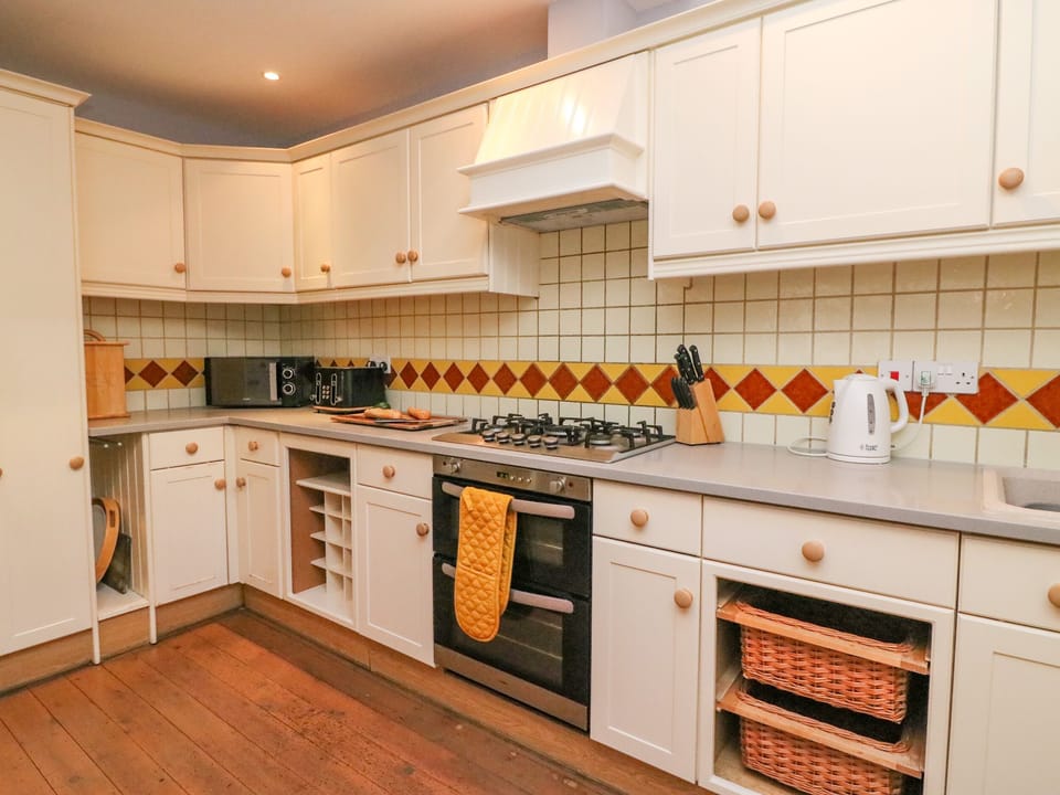 Cottage | Private kitchen | Fridge, stovetop, dishwasher, highchair