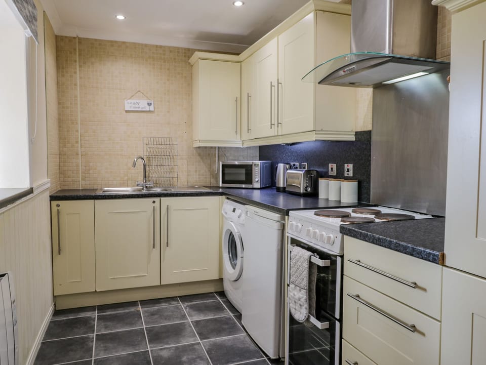 Cottage | Private kitchen | Fridge, microwave, stovetop, highchair