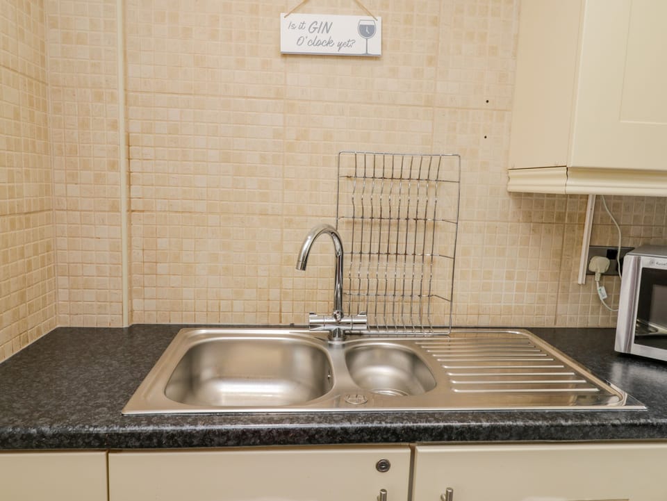 Cottage | Private kitchen | Fridge, microwave, stovetop, highchair