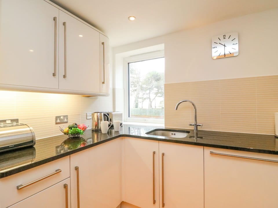 Cottage | Private kitchen | Microwave, stovetop, dishwasher, highchair