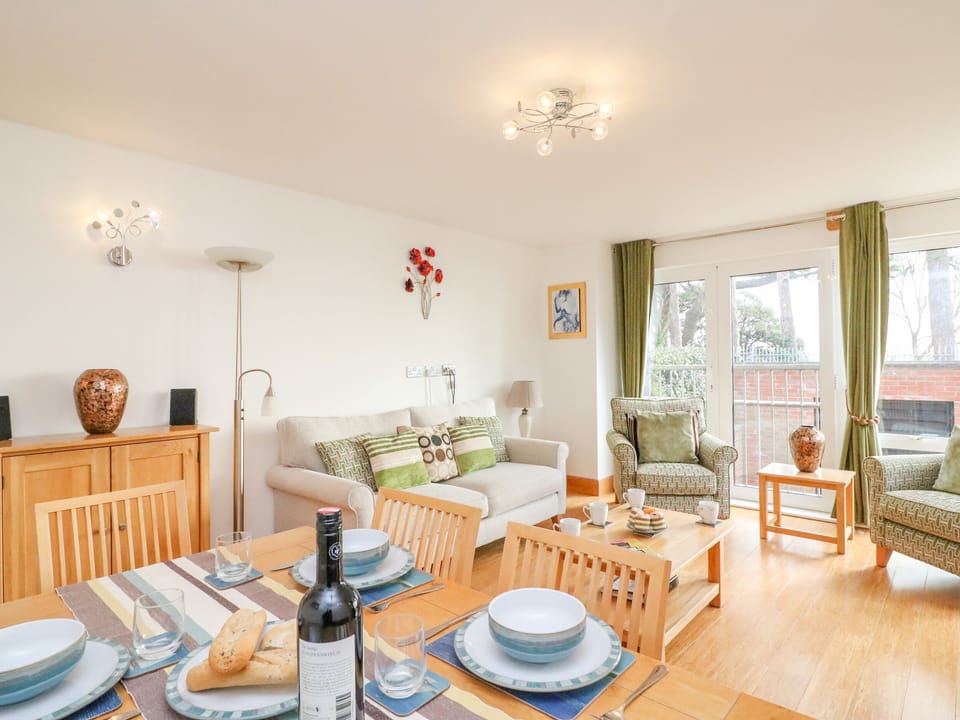 Cottage | Dining