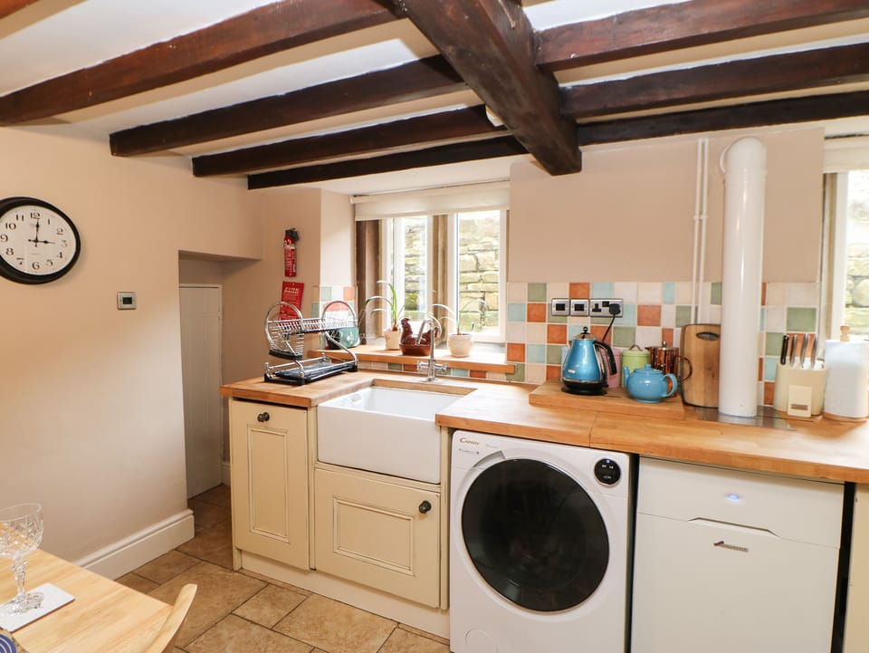 Cottage | Private kitchen | Fridge, microwave, stovetop, dishwasher