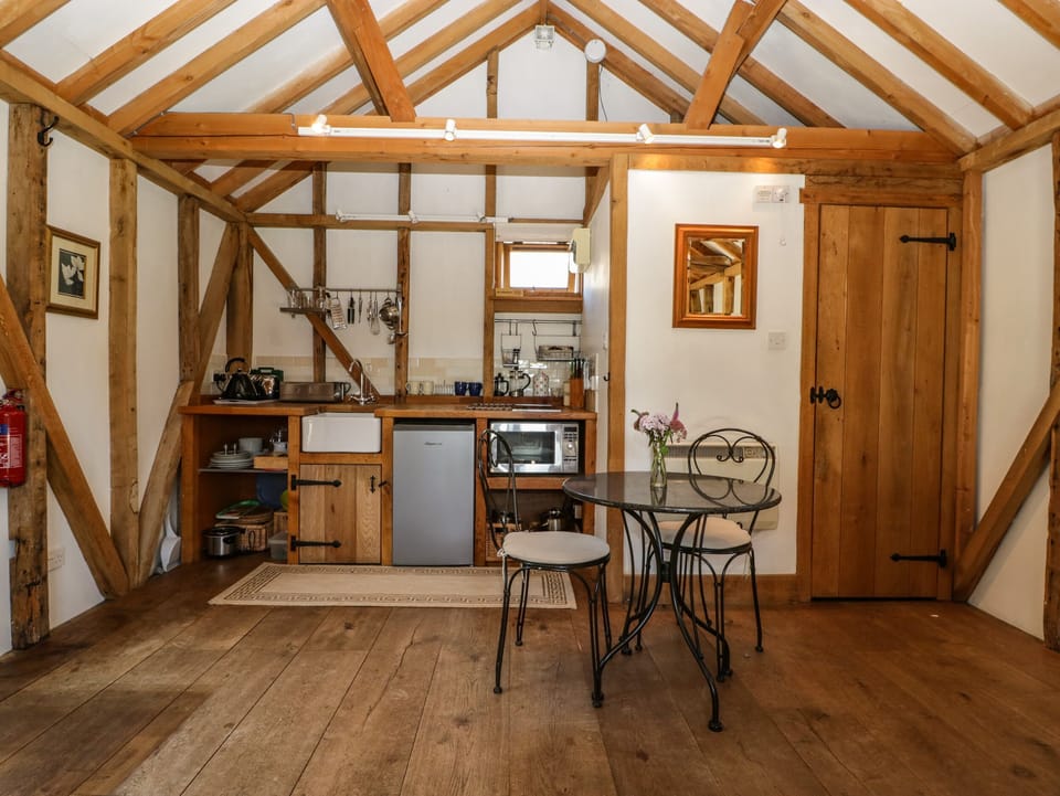 Cottage | Private kitchen | Stovetop, cookware/dishes/utensils
