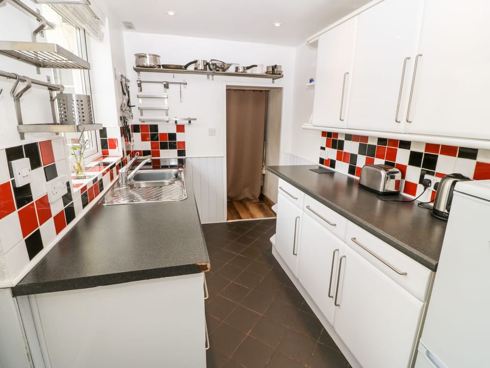 Cottage | Private kitchen | Cookware/dishes/utensils