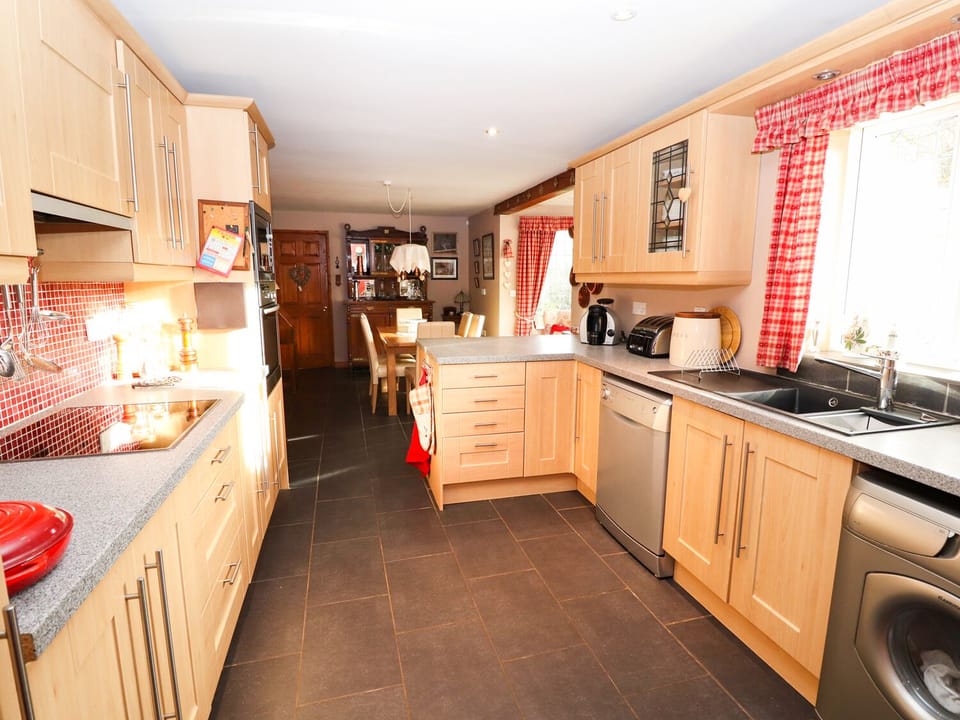 Cottage | Private kitchen | Stovetop, dishwasher, cookware/dishes/utensils