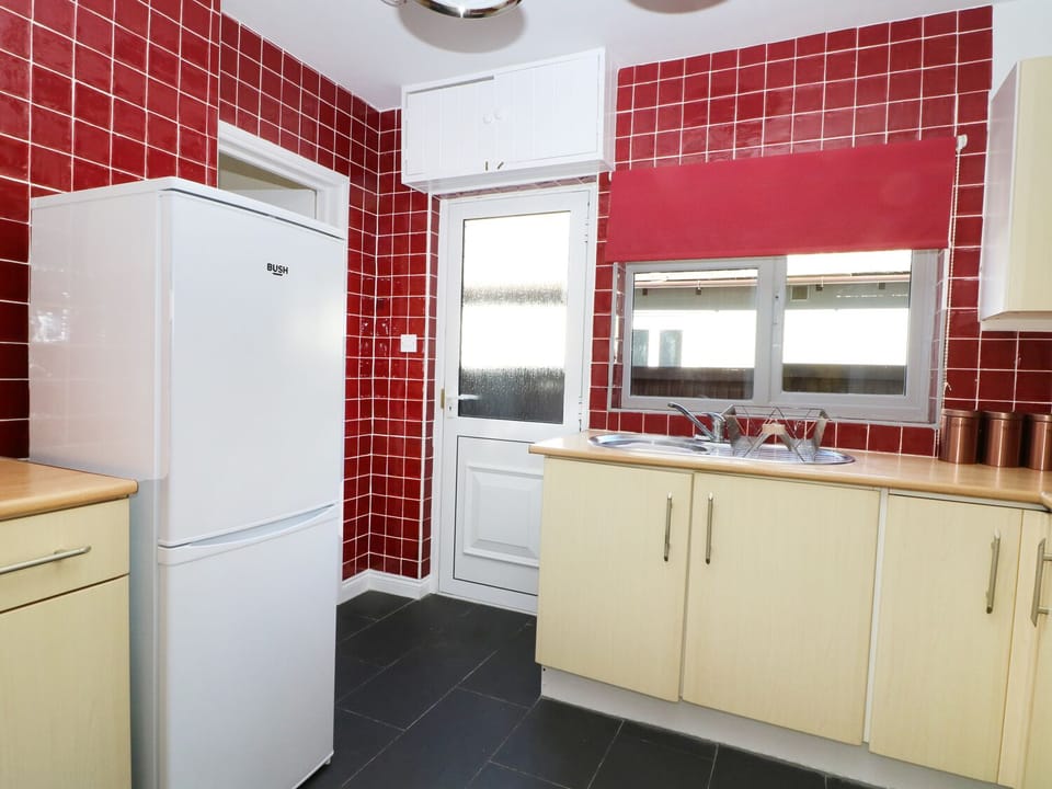 Cottage | Private kitchen | Microwave, stovetop, dishwasher, cookware/dishes/utensils
