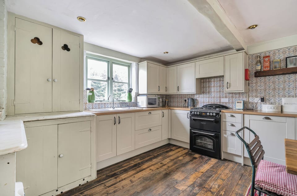 Cottage | Private kitchen | Dishwasher, electric kettle, toaster, cookware/dishes/utensils