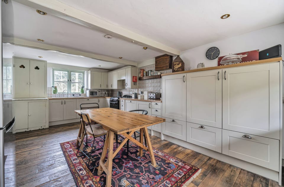 Cottage | Private kitchen | Dishwasher, electric kettle, toaster, cookware/dishes/utensils