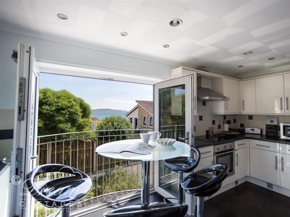 Cottage | Private kitchen | Stovetop, dishwasher, highchair, cookware/dishes/utensils