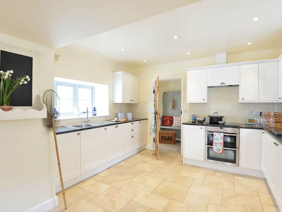 Cottage | Private kitchen | Stovetop, dishwasher, highchair, cookware/dishes/utensils
