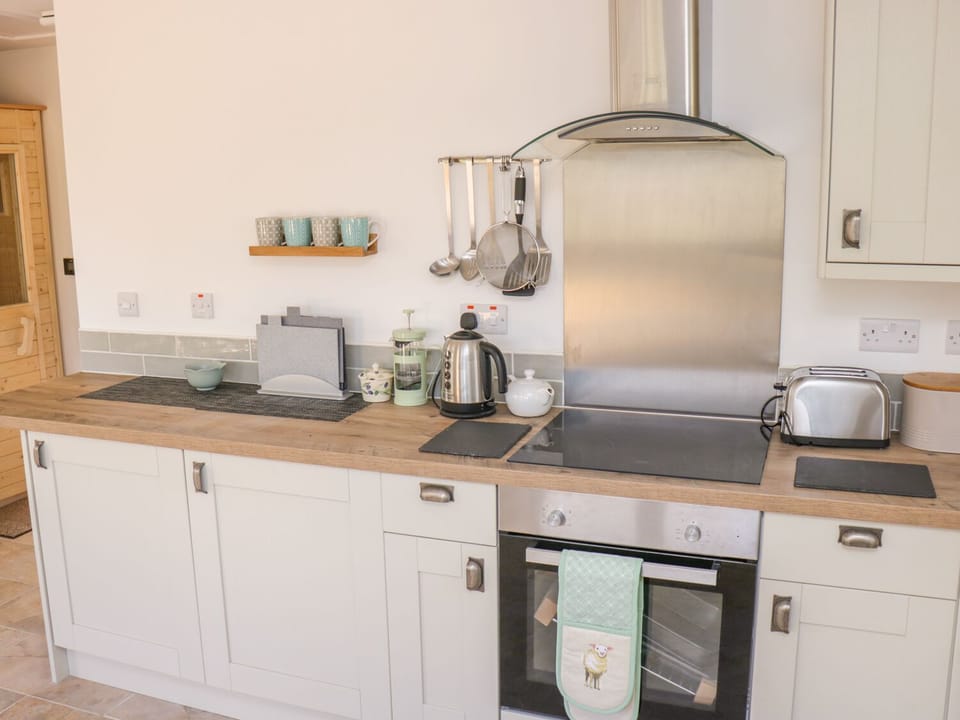 Cottage | Private kitchen | Stovetop, dishwasher, cookware/dishes/utensils