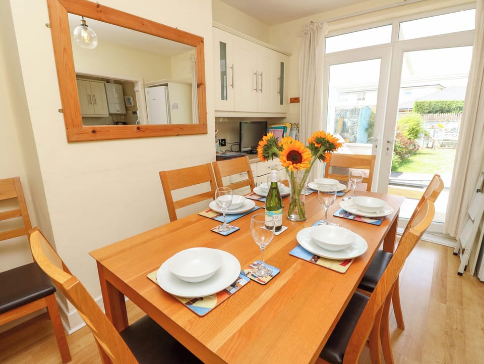 Cottage | Dining