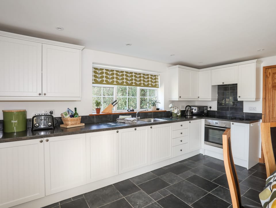 Cottage | Private kitchen | Dishwasher, cookware/dishes/utensils