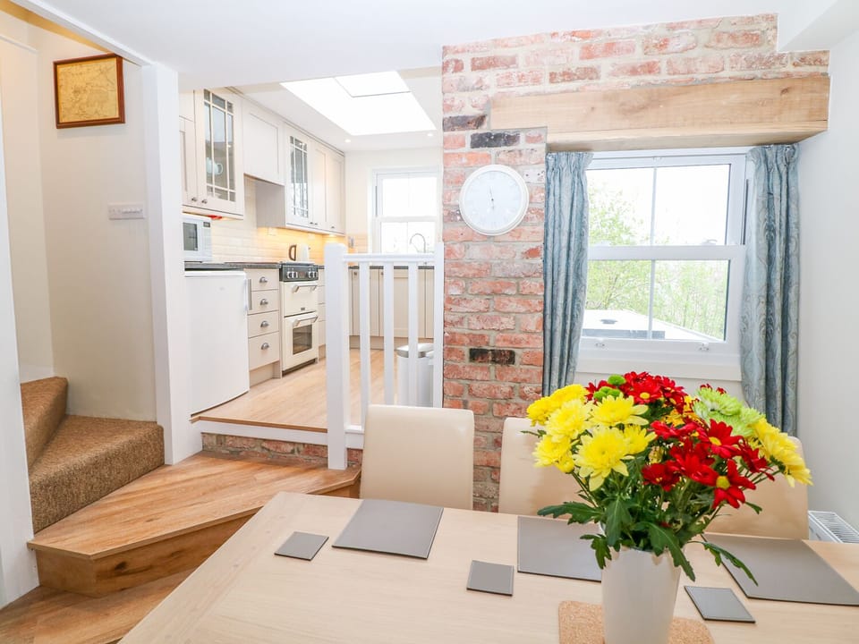 Cottage | Dining