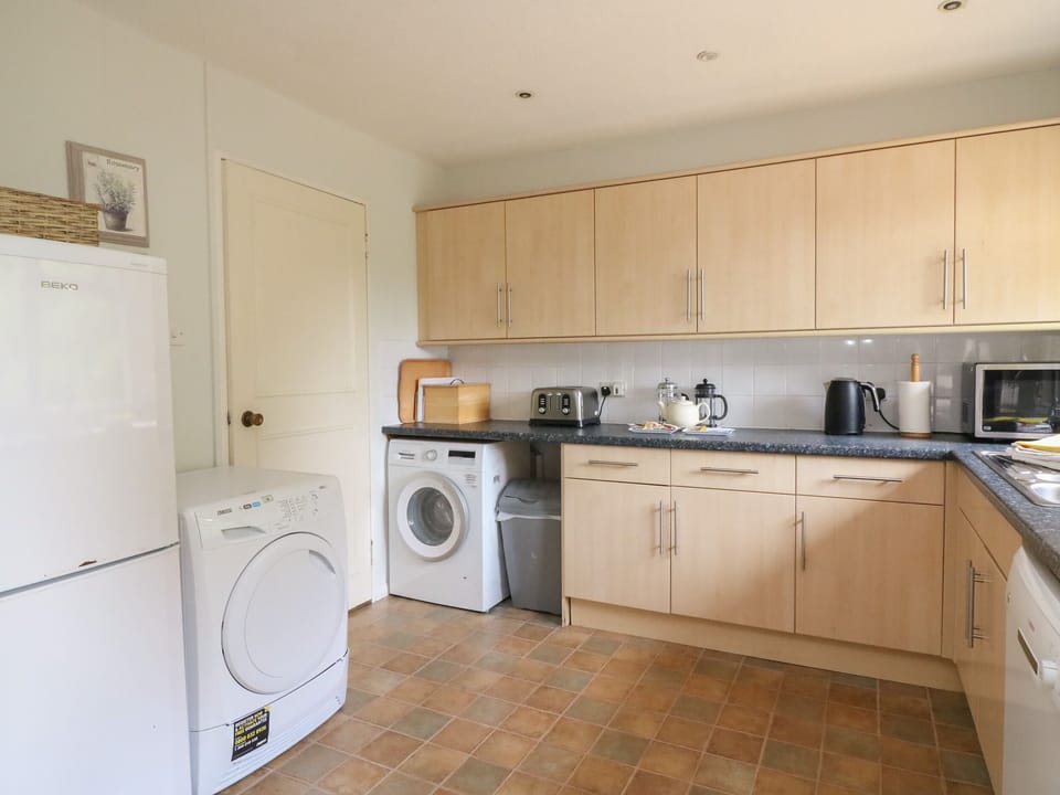 Cottage | Private kitchen | Dishwasher, cookware/dishes/utensils