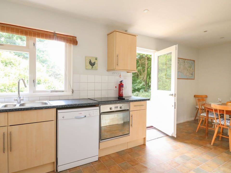 Cottage | Private kitchen | Dishwasher, cookware/dishes/utensils