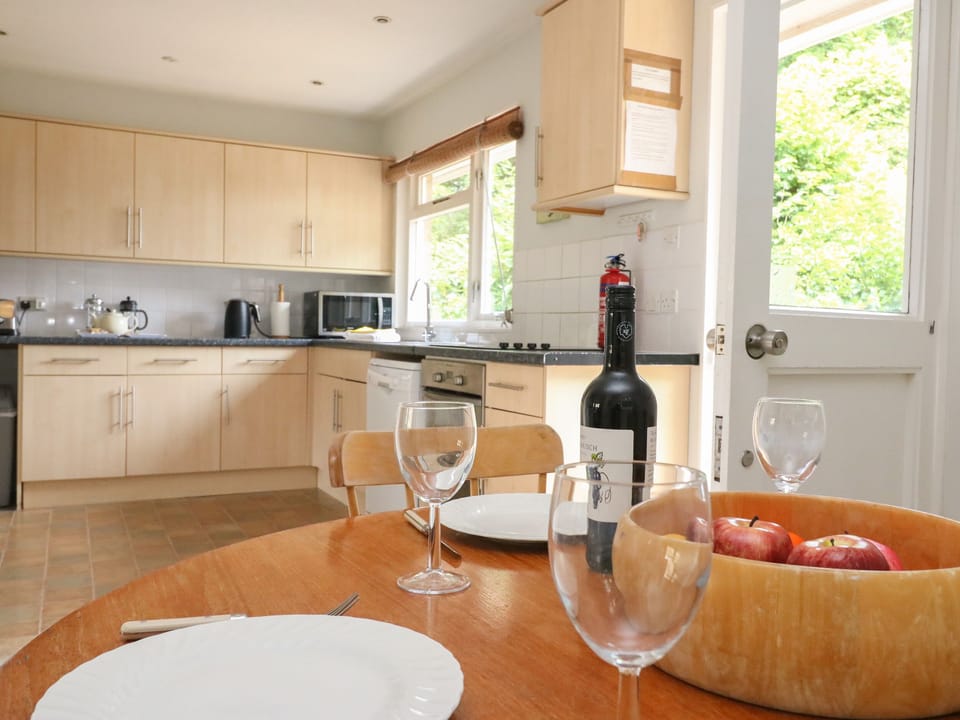 Cottage | Private kitchen | Dishwasher, cookware/dishes/utensils