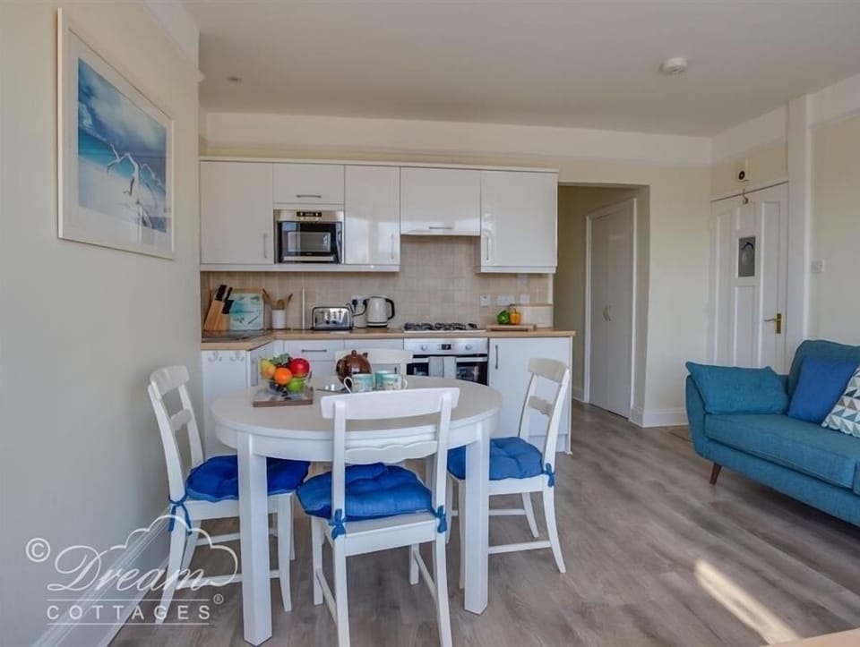 Cottage | Private kitchen | Cookware/dishes/utensils