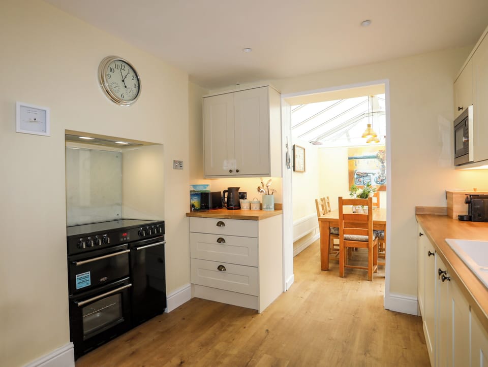 Cottage | Private kitchen | Fridge, microwave, stovetop, dishwasher