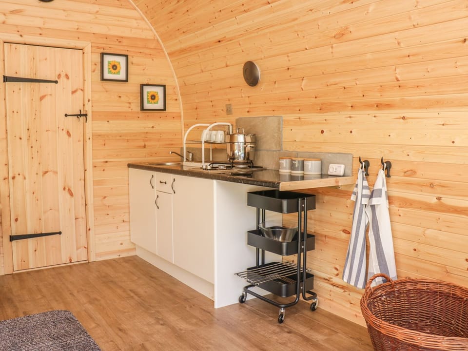 Cottage | Private kitchen | Stovetop, cookware/dishes/utensils, dining tables