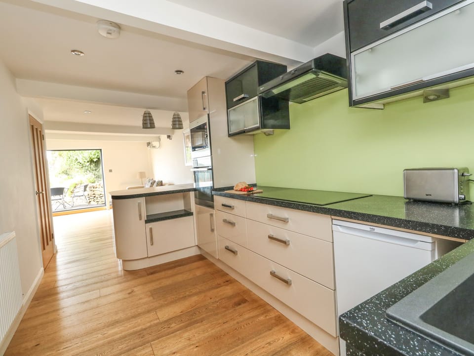 Cottage | Private kitchen | Dishwasher, cookware/dishes/utensils