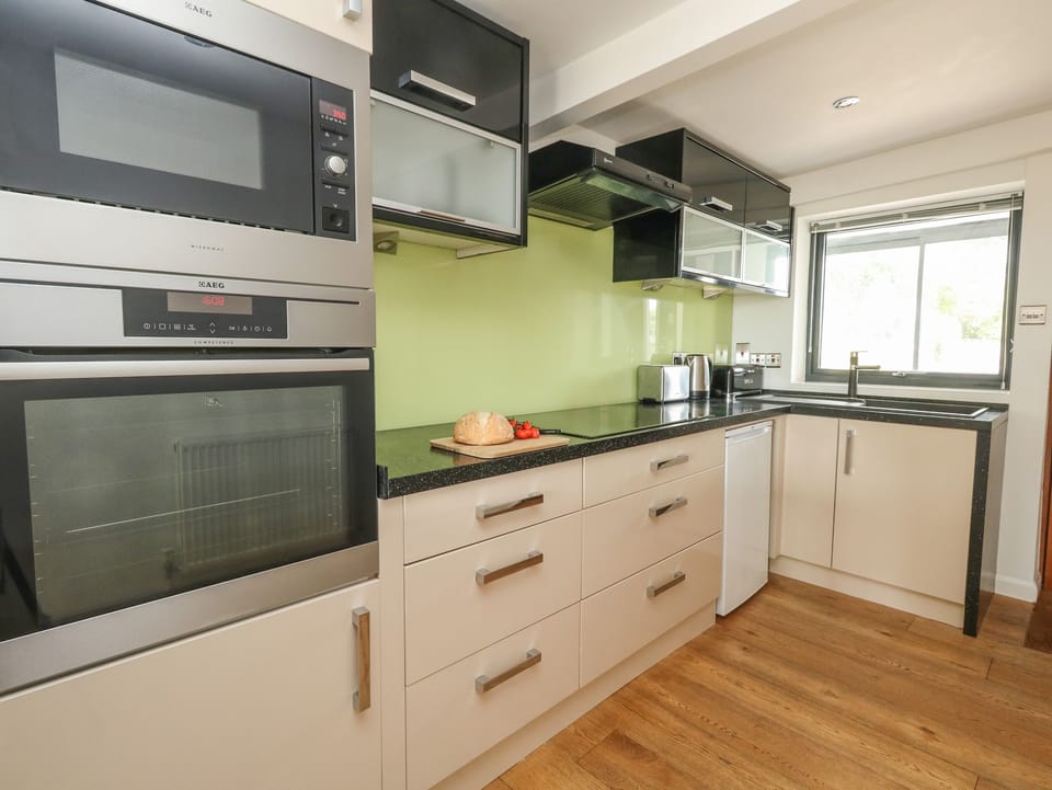 Cottage | Private kitchen | Dishwasher, cookware/dishes/utensils