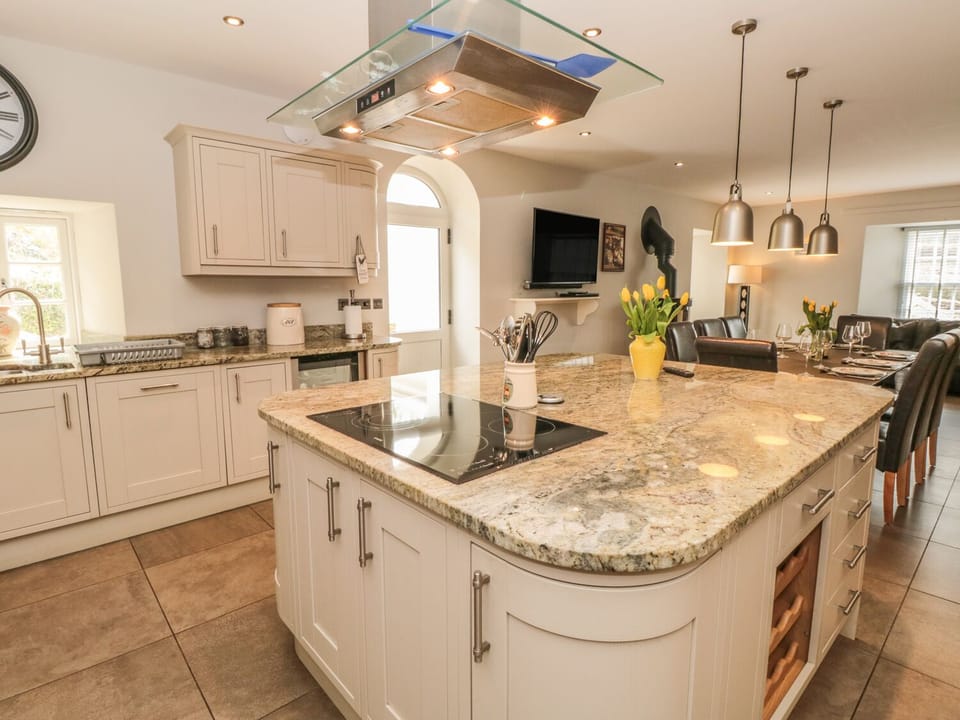 Cottage | Private kitchen | Dishwasher, electric kettle, toaster, cookware/dishes/utensils