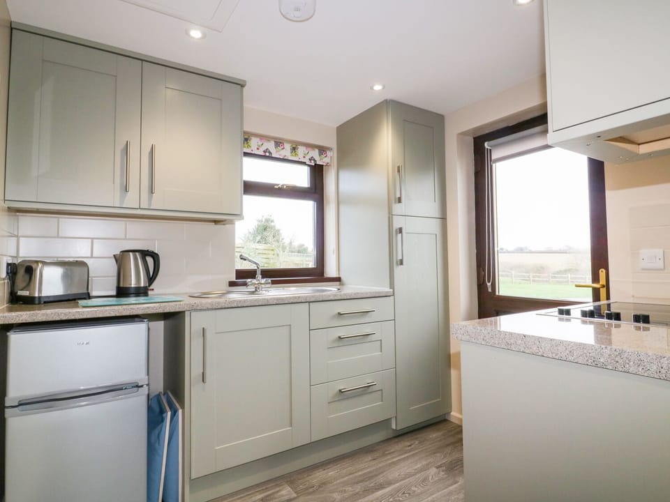 Cottage | Private kitchen | Microwave, stovetop, electric kettle, cookware/dishes/utensils