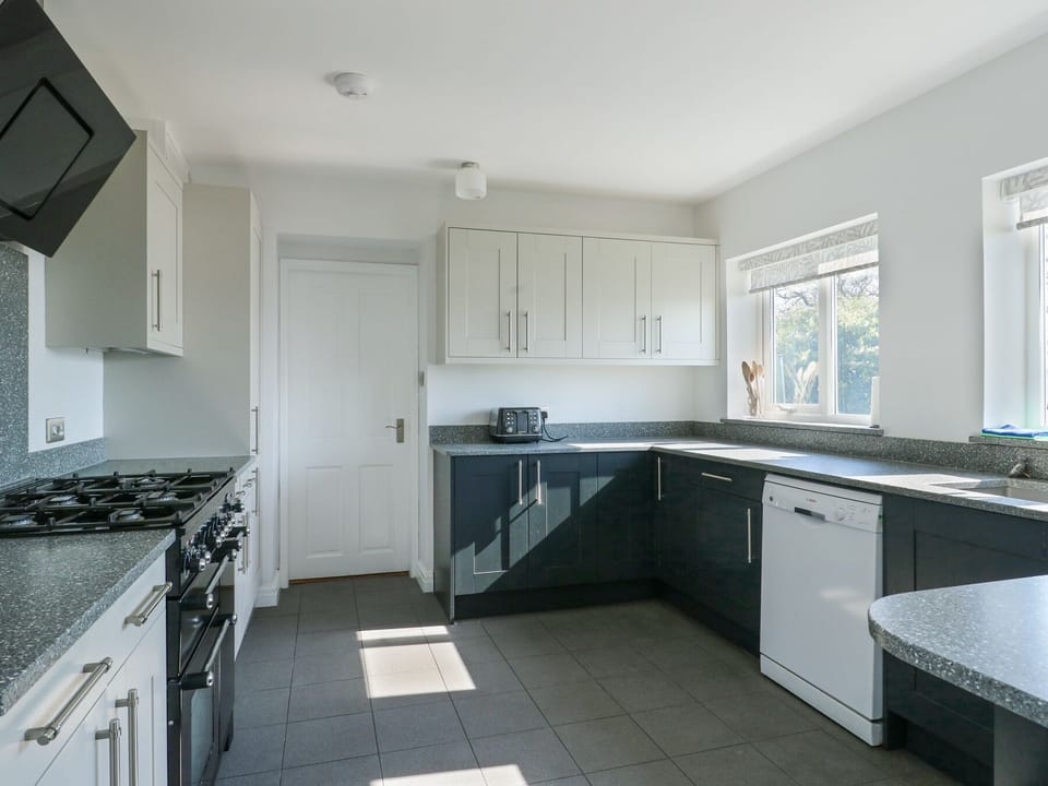 Cottage | Private kitchen | Fridge, microwave, oven, dishwasher