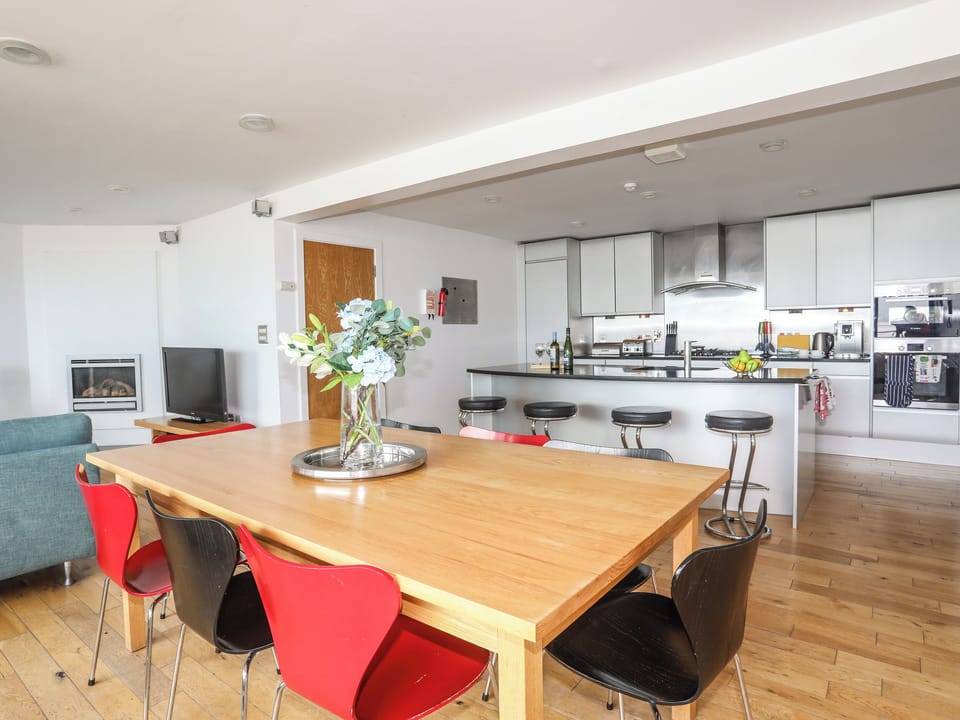 Cottage | Private kitchen | Dishwasher, cookware/dishes/utensils