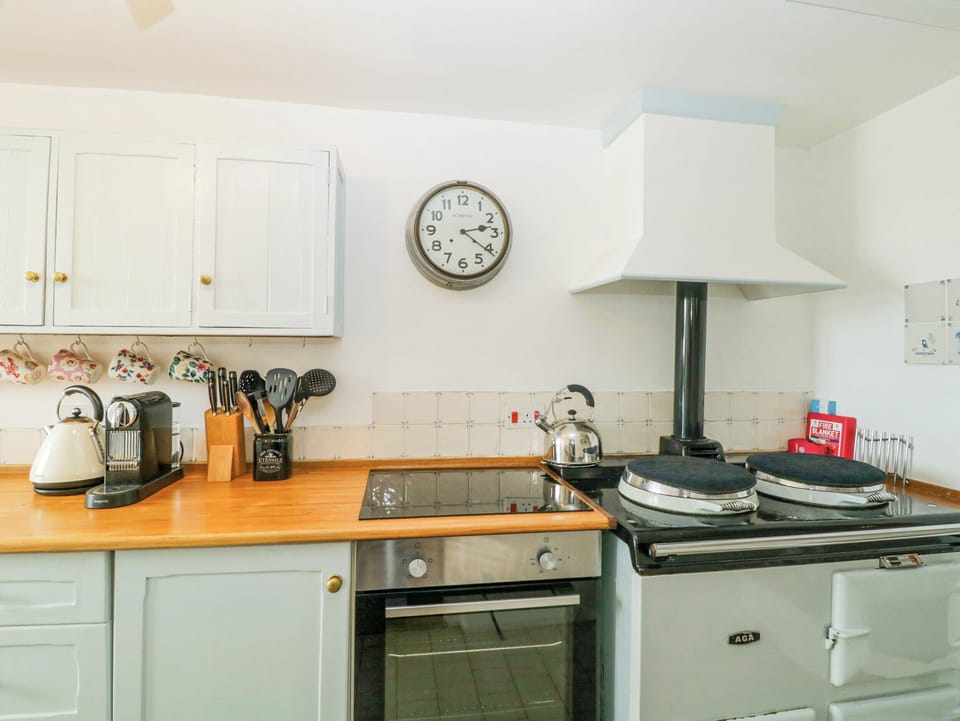 Cottage | Private kitchen | Fridge, microwave, dishwasher, electric kettle