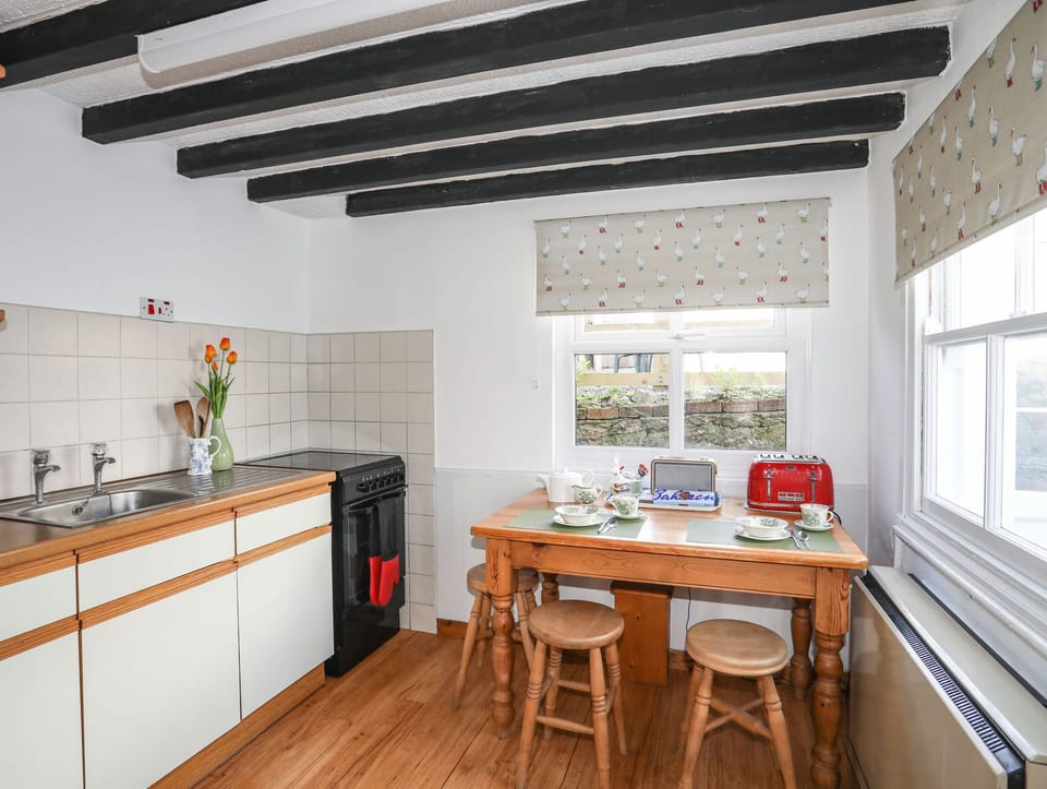Cottage | Private kitchen | Dishwasher, highchair, cookware/dishes/utensils