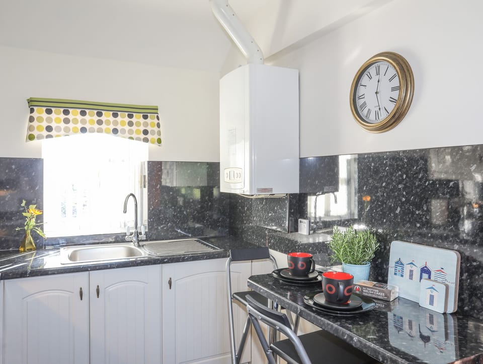 Cottage | Private kitchen | Microwave, stovetop, dishwasher, cookware/dishes/utensils