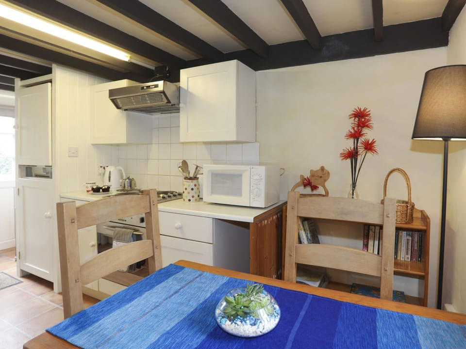 Cottage | Private kitchen | Microwave, stovetop, dishwasher, cookware/dishes/utensils