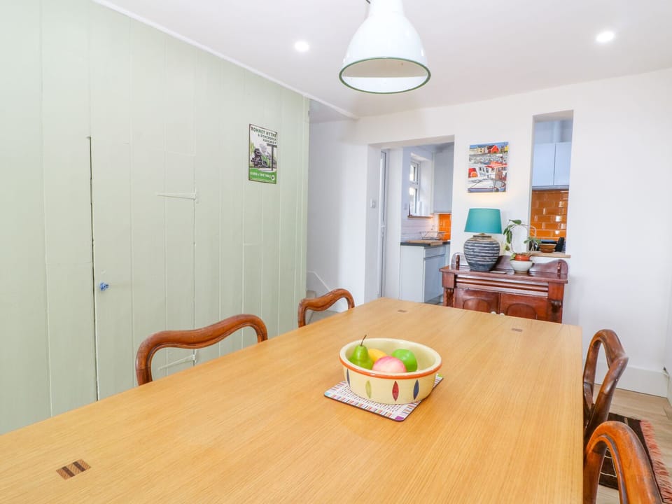Cottage | Private kitchen | Dishwasher, cookware/dishes/utensils