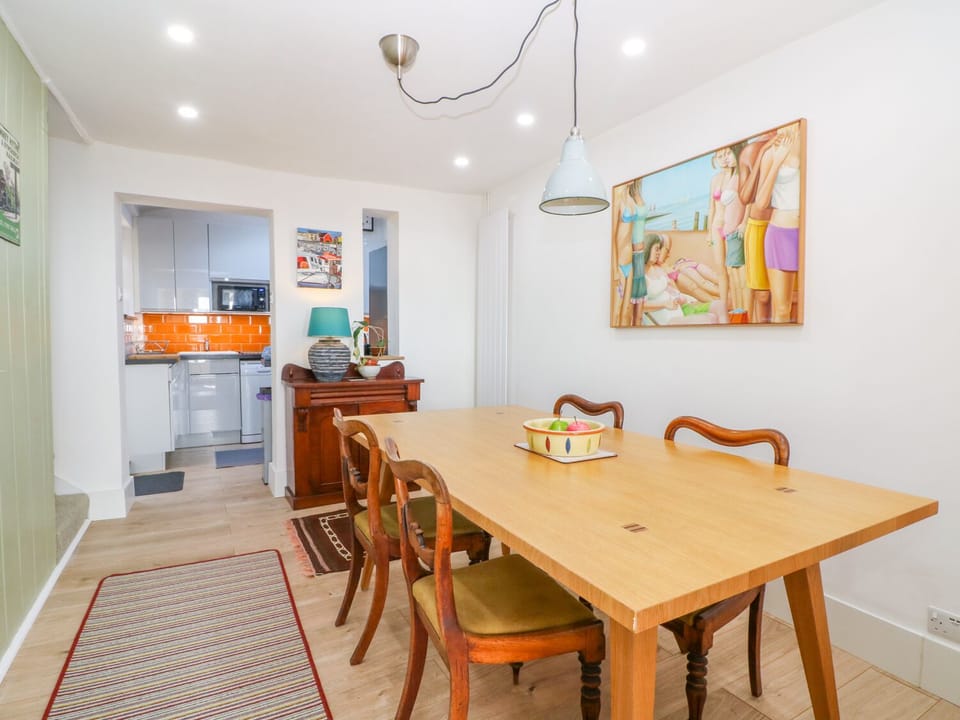 Cottage | Private kitchen | Dishwasher, cookware/dishes/utensils