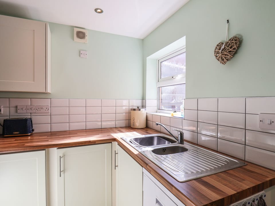 Cottage | Private kitchen | Fridge, microwave, stovetop, dishwasher