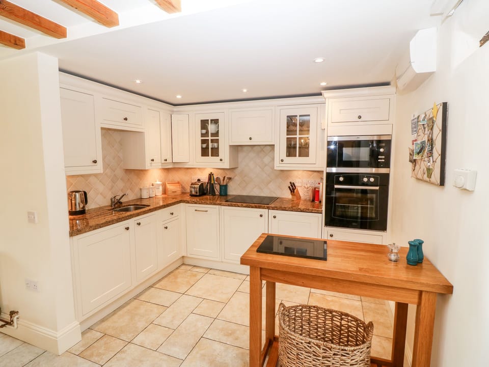 Cottage | Private kitchen | Dishwasher, cookware/dishes/utensils