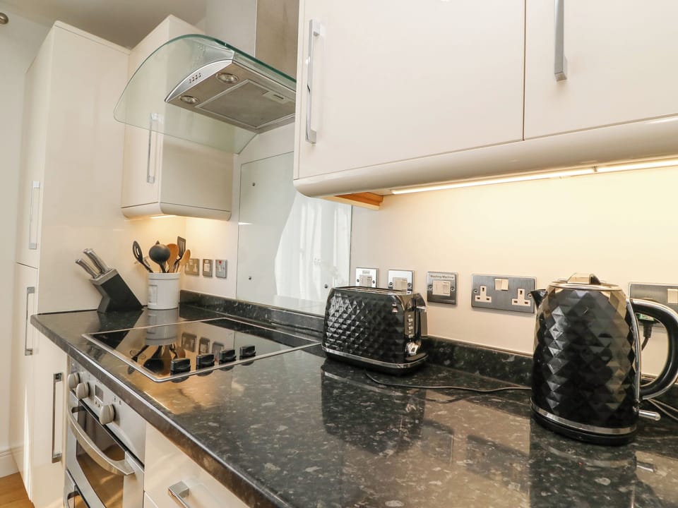 Cottage | Private kitchen | Stovetop, dishwasher, cookware/dishes/utensils